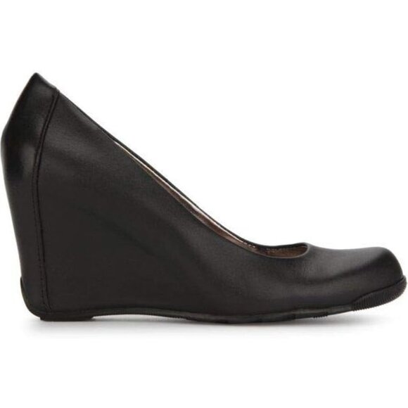 Kenneth Cole REACTION Women's Did U Tell Wedge Pump - Picture 1 of 7